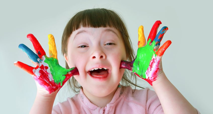 child playing with paint helps prevent summer slide