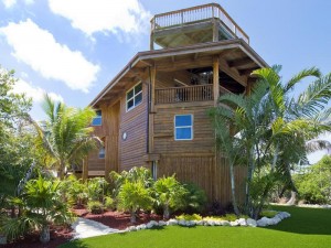 The lavish three-bedroom home nestled amid palm trees and mango groves, can accommodate up to 10 visitors.