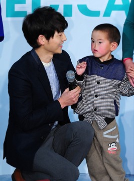 �Hallyu,� the term used to describe the wave and spread of Korean pop culture, made an appearance at Medical Korea 2013, when actress Ha Ji won and actor Soon Joon-ki met with children.