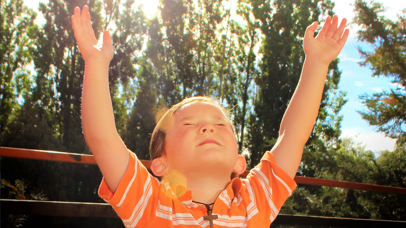 Kid worshiping