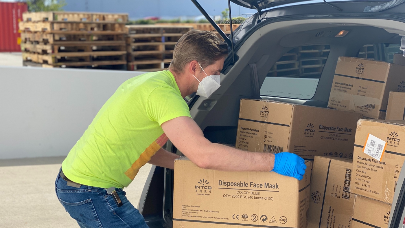 Unloading boxes