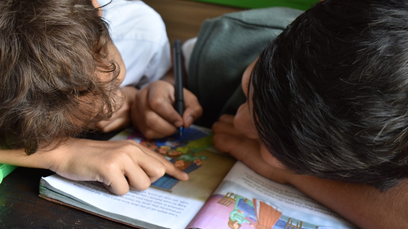 Kids reading