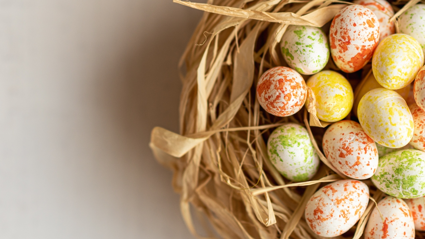 Easter decor with eggs in a nest