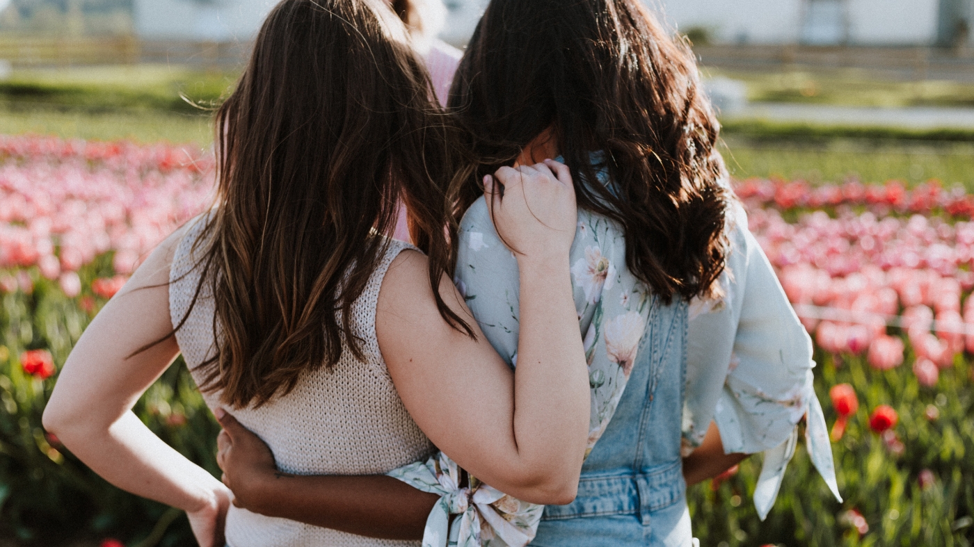 Teen girldfirends sidehugging