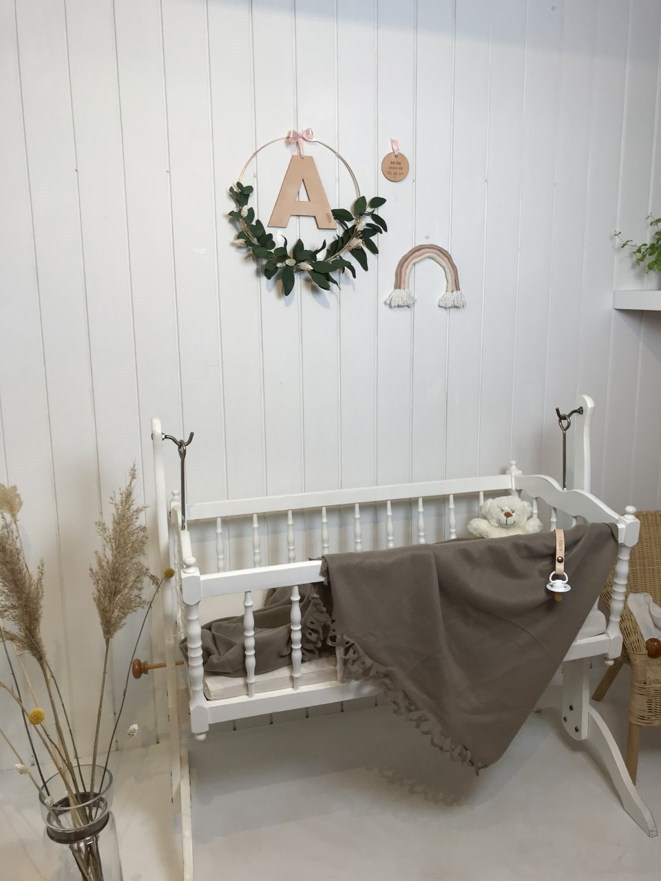 babyværelse, børneværelse, barnrum, dekoration til børneværelse, dekoration til abyværelser, personlig pynt til børneværelset, inspiration til babyværelse, inspirasjon til barnrum, vægpynt,walldecor, blomsterkrans til væg, blomsterkrans med tørrede blomster
