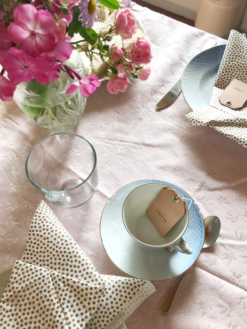 bordkort, læderbordkort, lædertag, tag, bagagemærke, rejsemærke, borddækning, placecards, bordpynt, afternoon tea