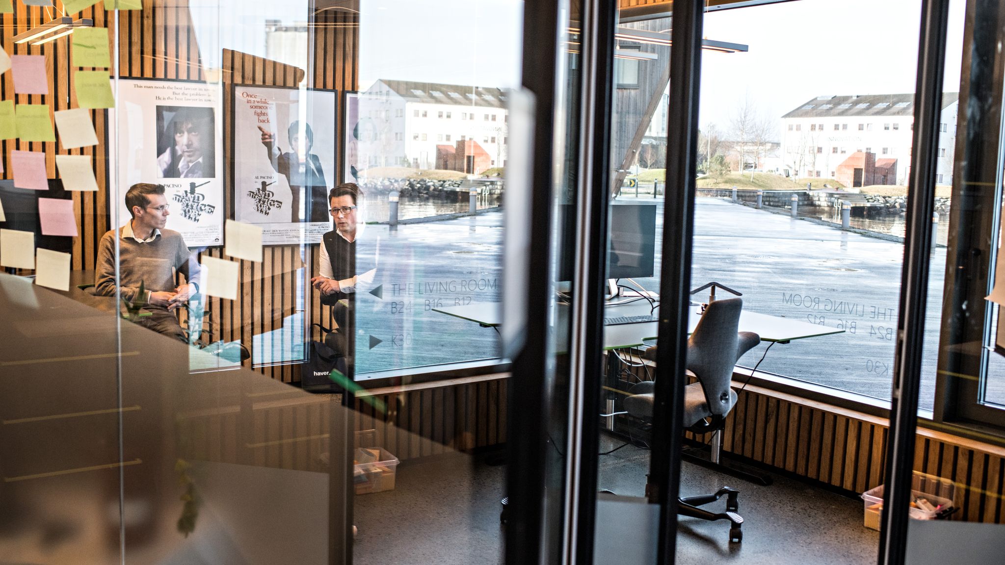 I et lite kontor hos Innovation Dock i Stavanger utvikler Dag Josef Foss, til høyre, og Sindre Mariero digitale løsninger for å gi deg advokatbistand via nettet. Foto: Jarle Aasland