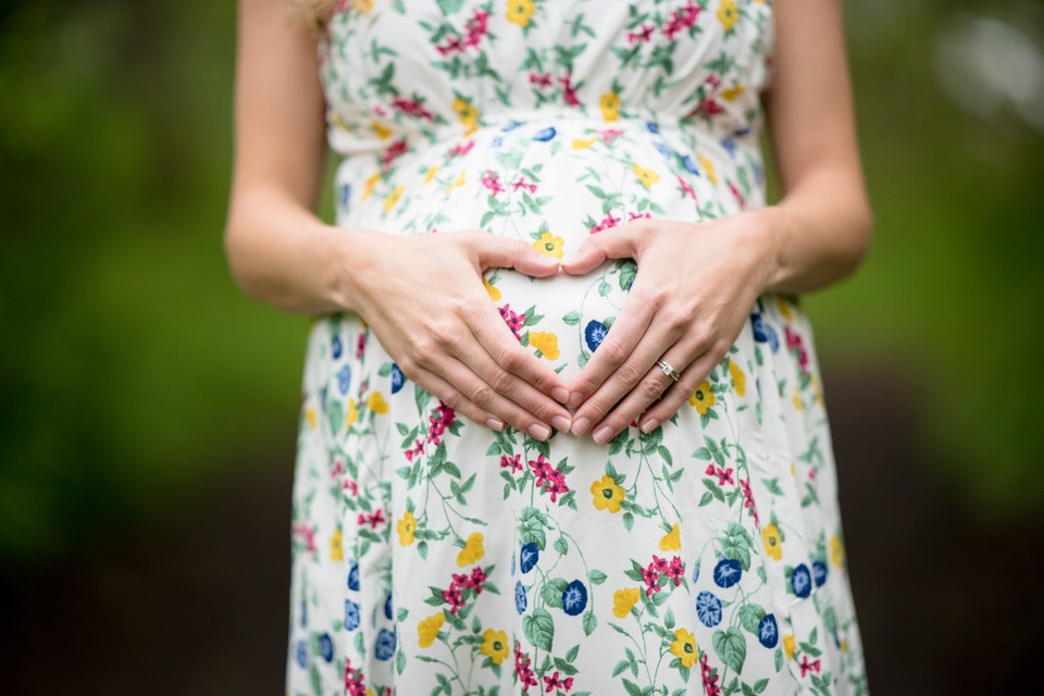 Pregnant women holding bump