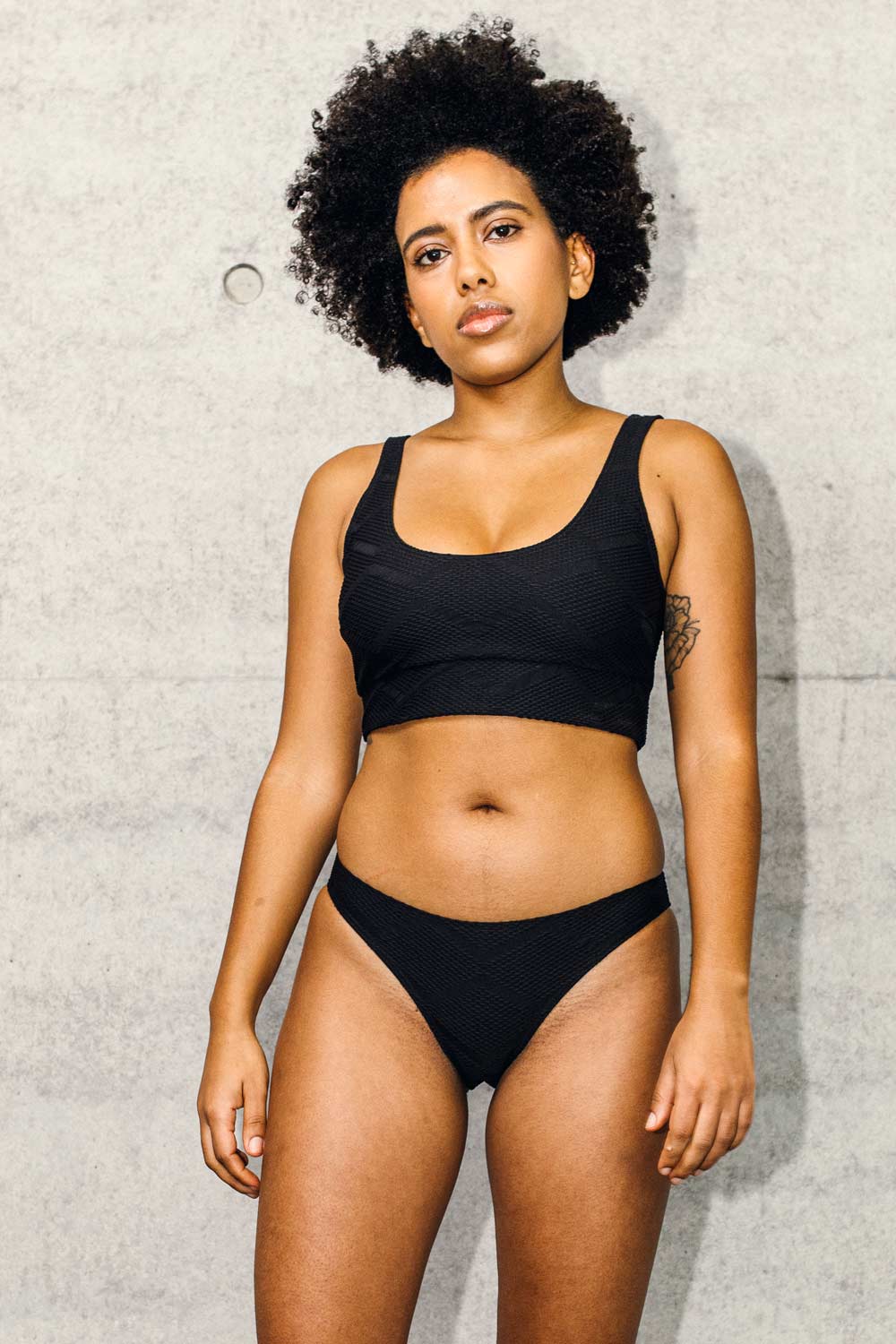 Nachhaltiges schwarzes Bikini Top und Bikinihose aus der LOVJOI Swimcollection produziert in Europ