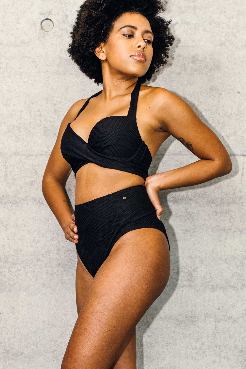 Nachhaltiger schwarzer Bikini Top Neckholder und Bikinihose aus der LOVJOI Swimcollection produziert in Europ