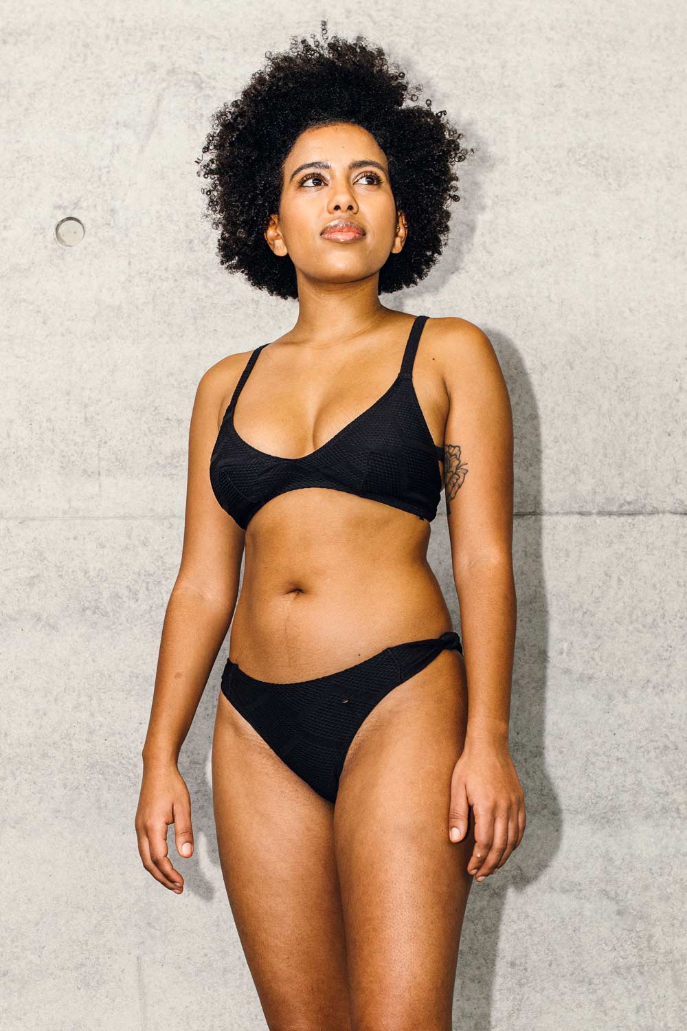 Nachhaltiger Bikini Top und high leg Bikini Bottom aus der LOVJOI Swimcollection produziert in Europa