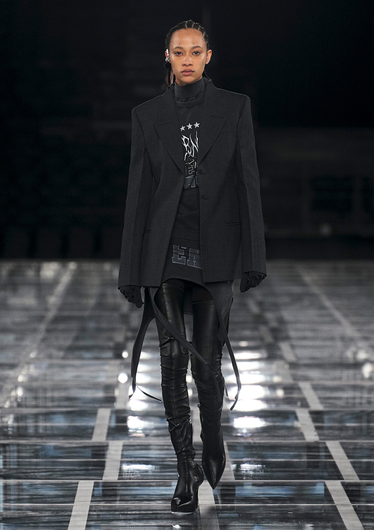 Givenchy Fall-Winter 2022 Women’s & Men’s Ready-to-Wear Collection Look 01