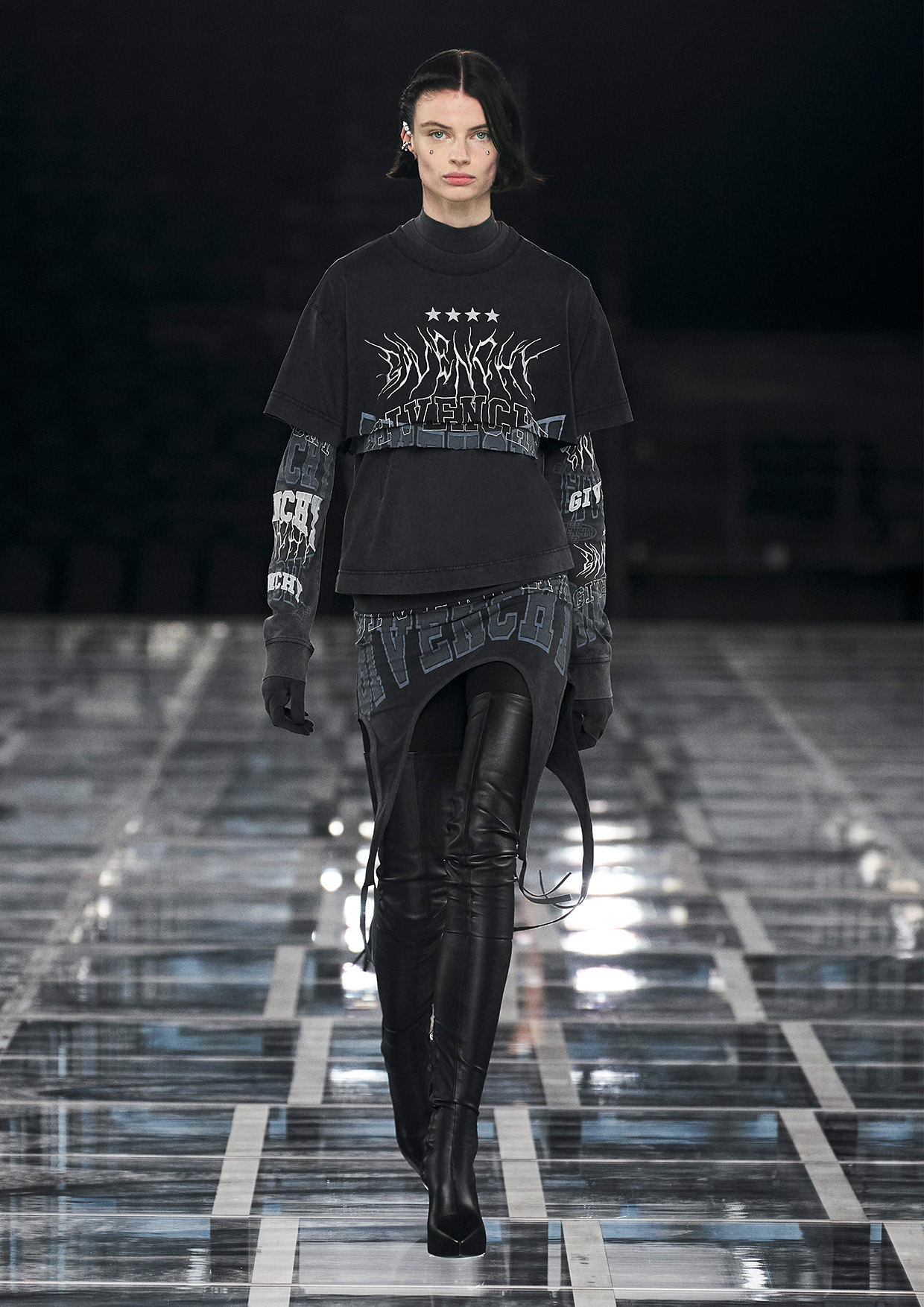 Givenchy Fall-Winter 2022 Women’s & Men’s Ready-to-Wear Collection Look 02