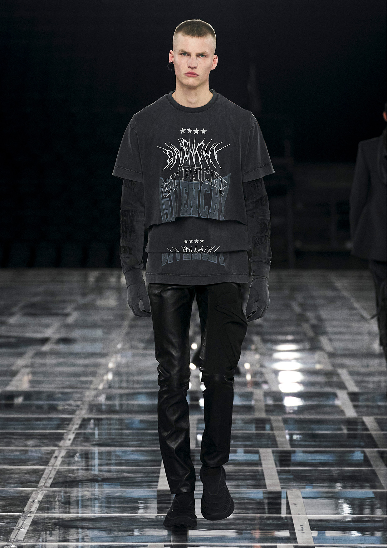 Givenchy Fall-Winter 2022 Women’s & Men’s Ready-to-Wear Collection Look 03