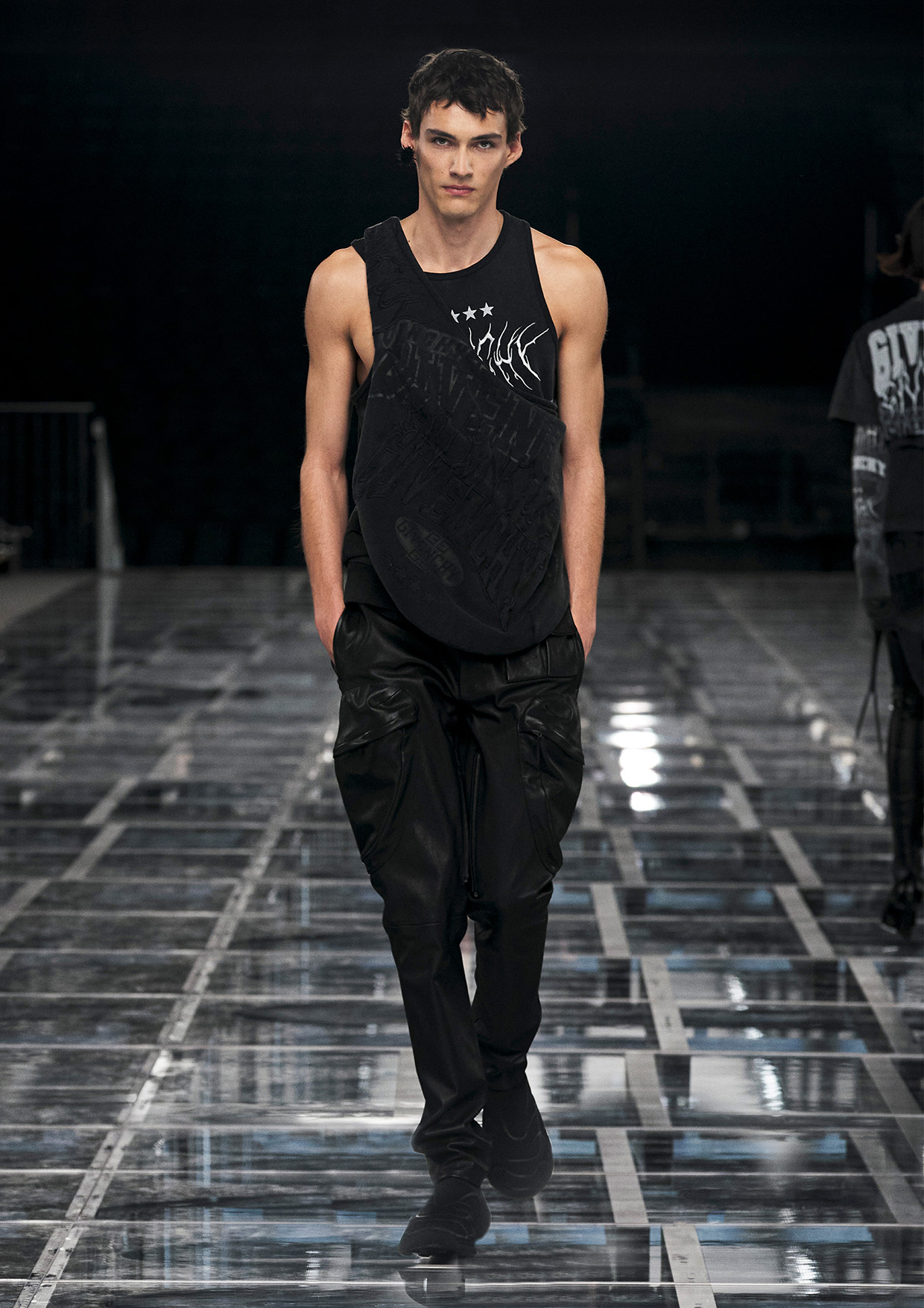 Givenchy Fall-Winter 2022 Women’s & Men’s Ready-to-Wear Collection Look 04