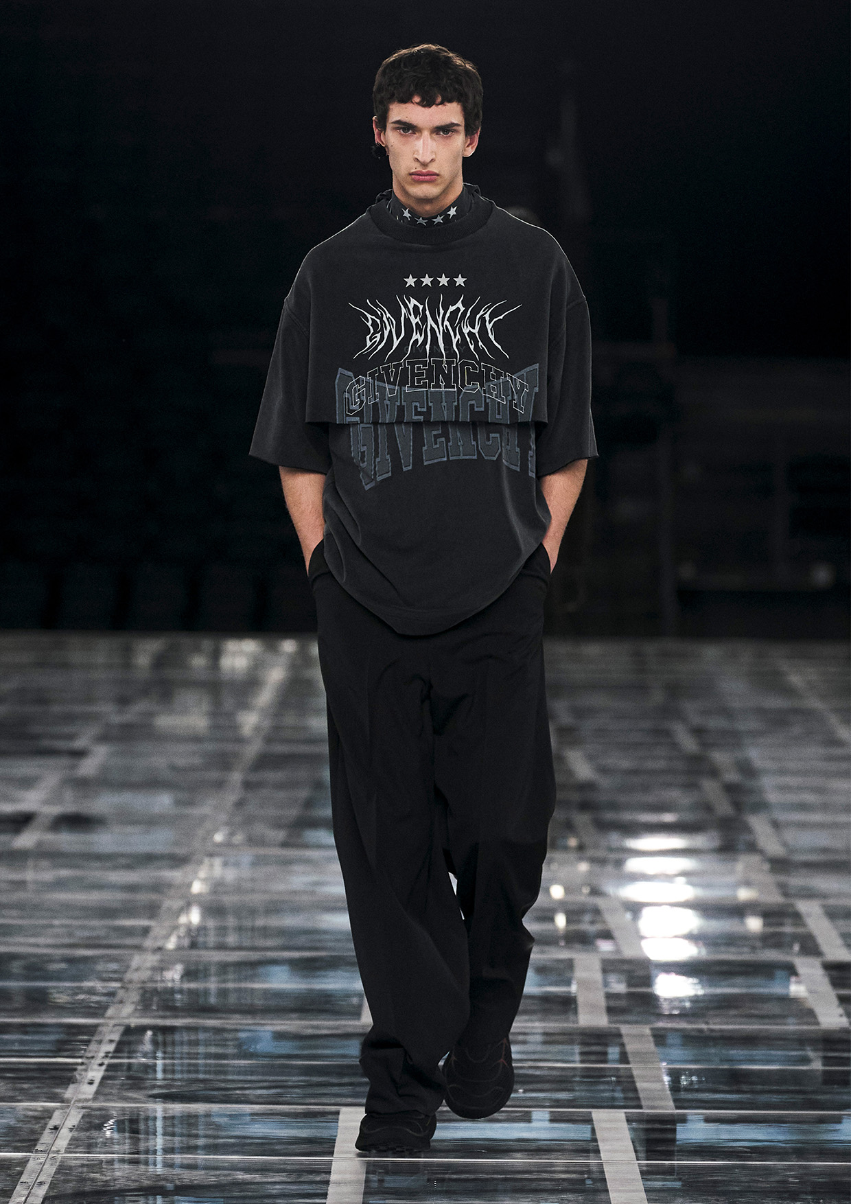 Givenchy Fall-Winter 2022 Women’s & Men’s Ready-to-Wear Collection Look 05