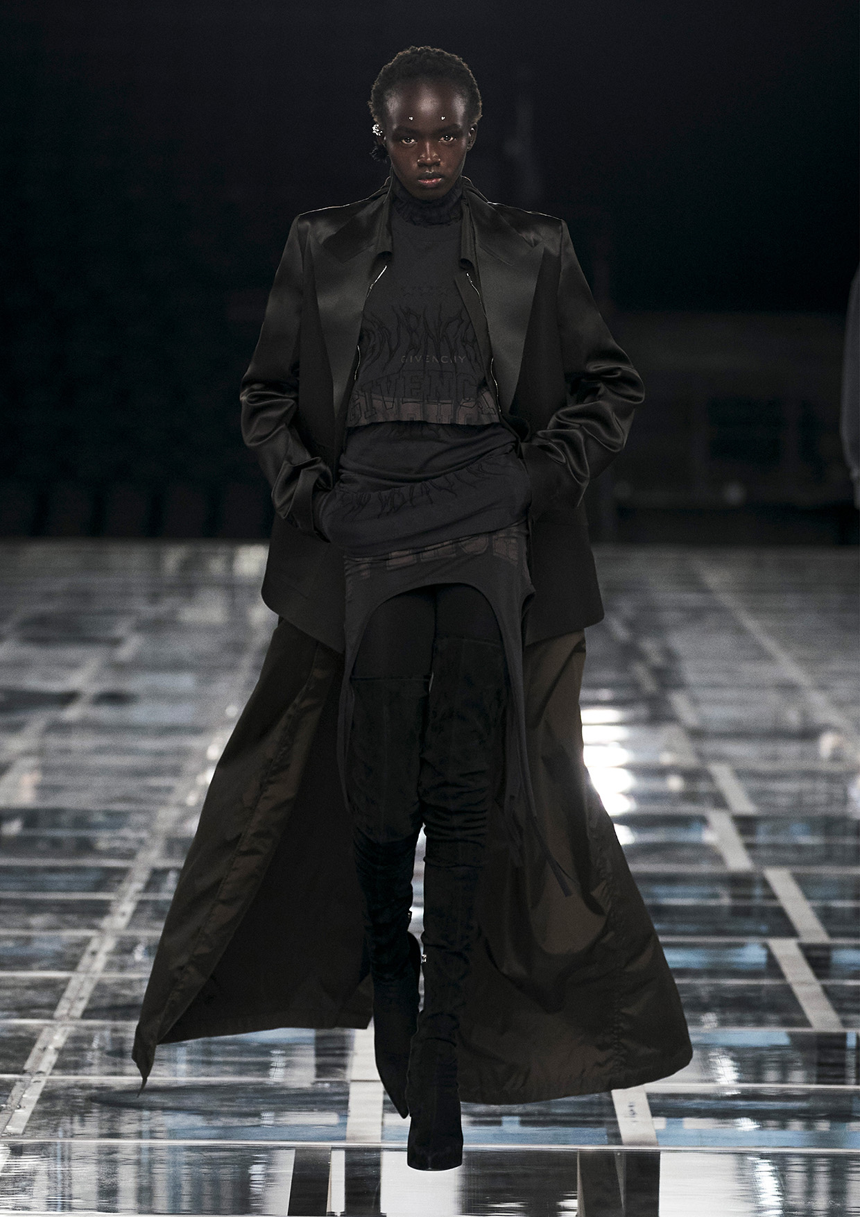 Givenchy Fall-Winter 2022 Women’s & Men’s Ready-to-Wear Collection Look 11