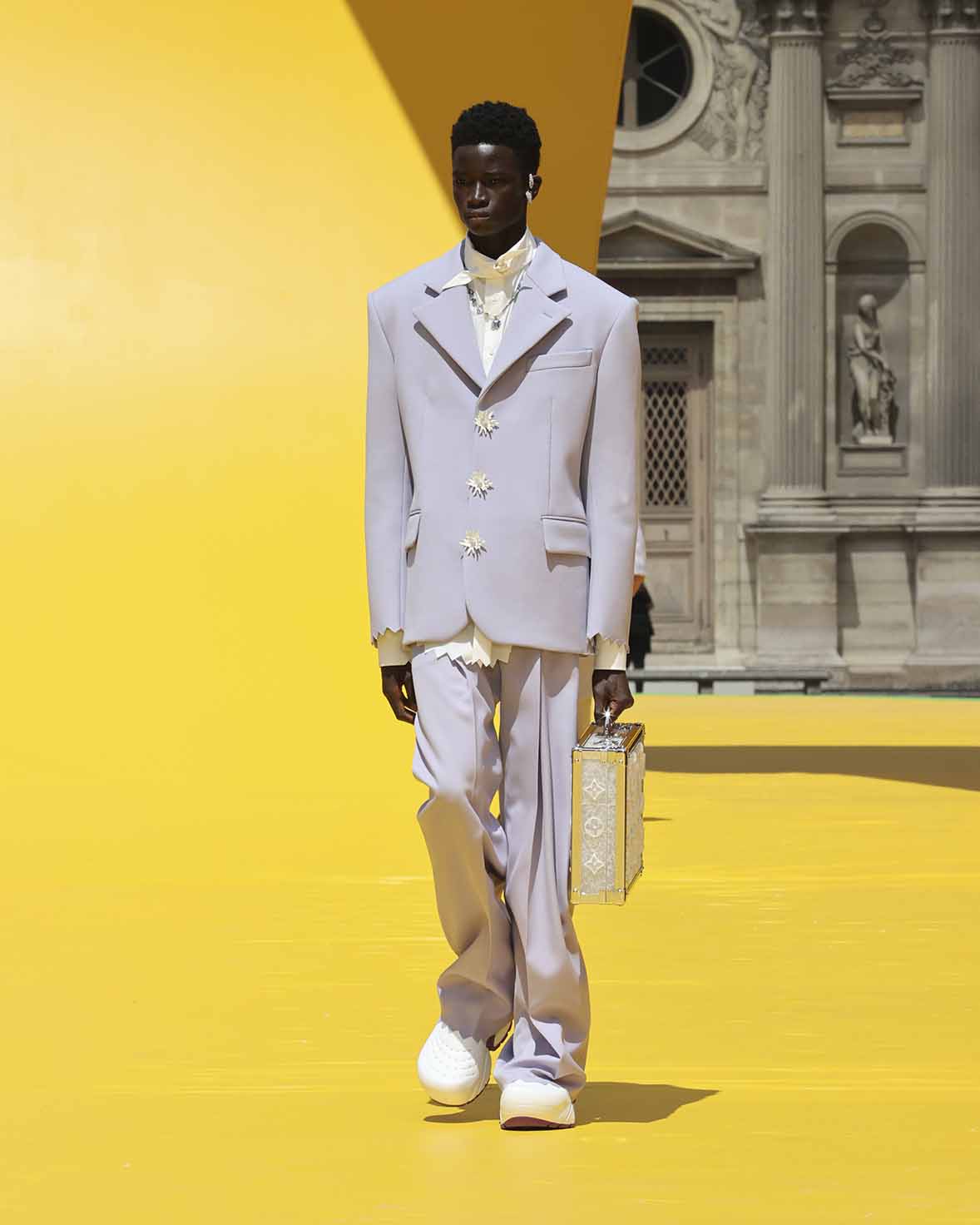 LOUIS VUITTON SPRING SUMMER 2023 MEN SHOW. Look 01