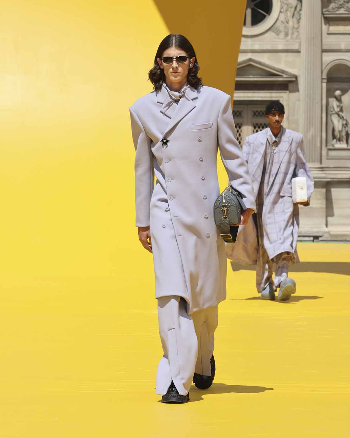 LOUIS VUITTON SPRING SUMMER 2023 MEN SHOW. Look 02
