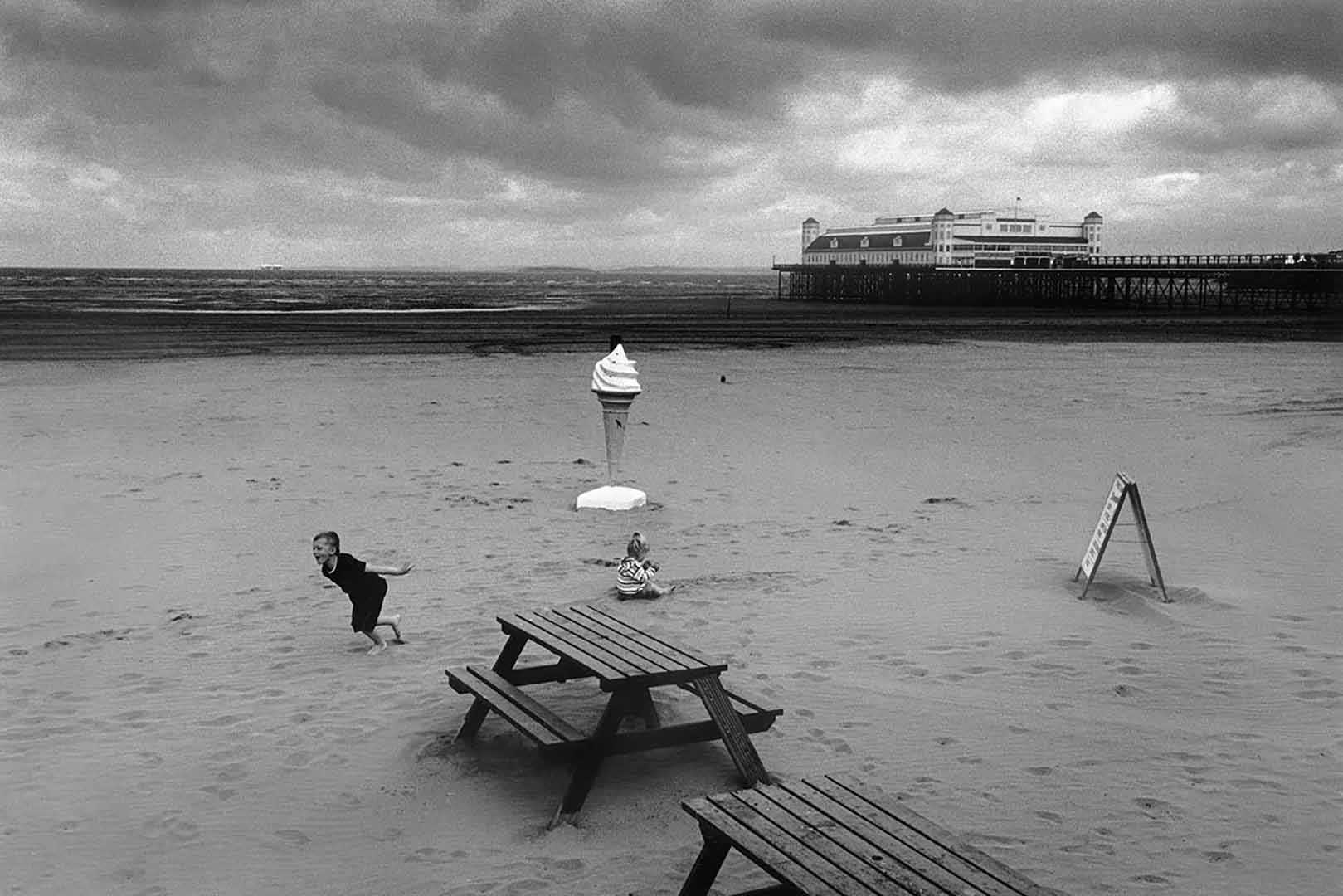 Caught in the Rain, Weston Super Mare, 2001. Courtesy of the artist and Damiani Editore. © 2001 Roger Deakins