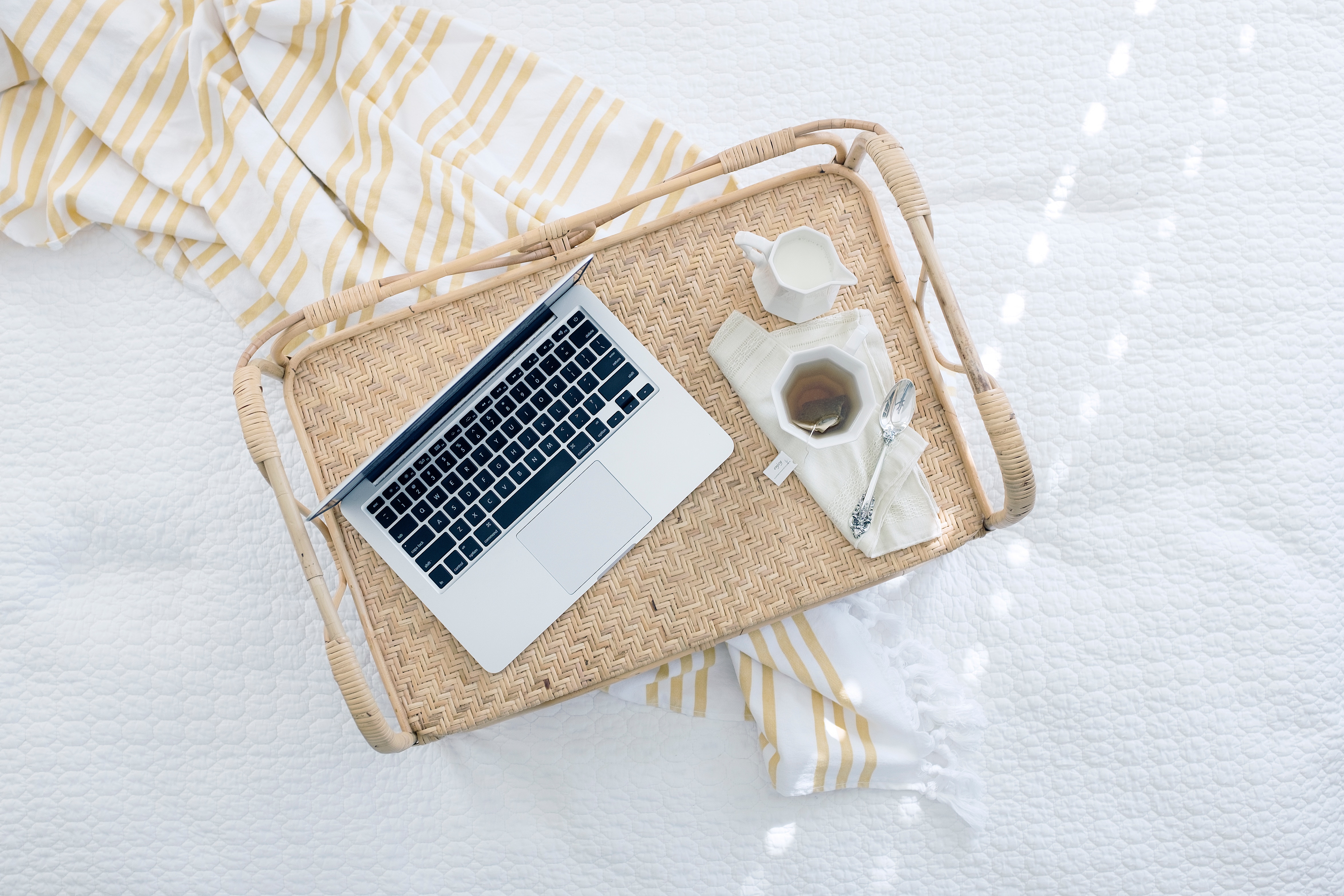 Laptop und Tee Tasse auf einem Tisch