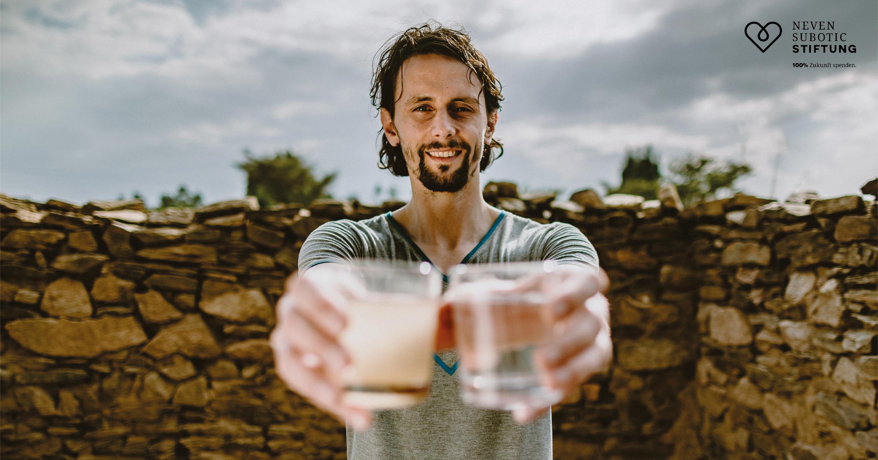 Neven Subotic hält zwei Wasser Gläser