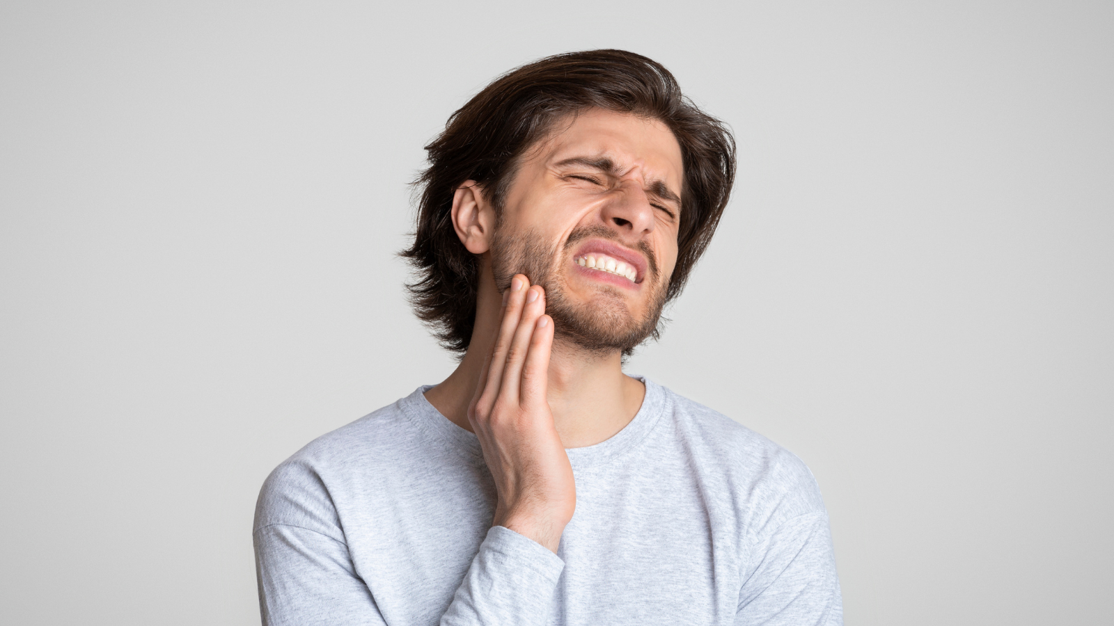 man experiencing jaw pain