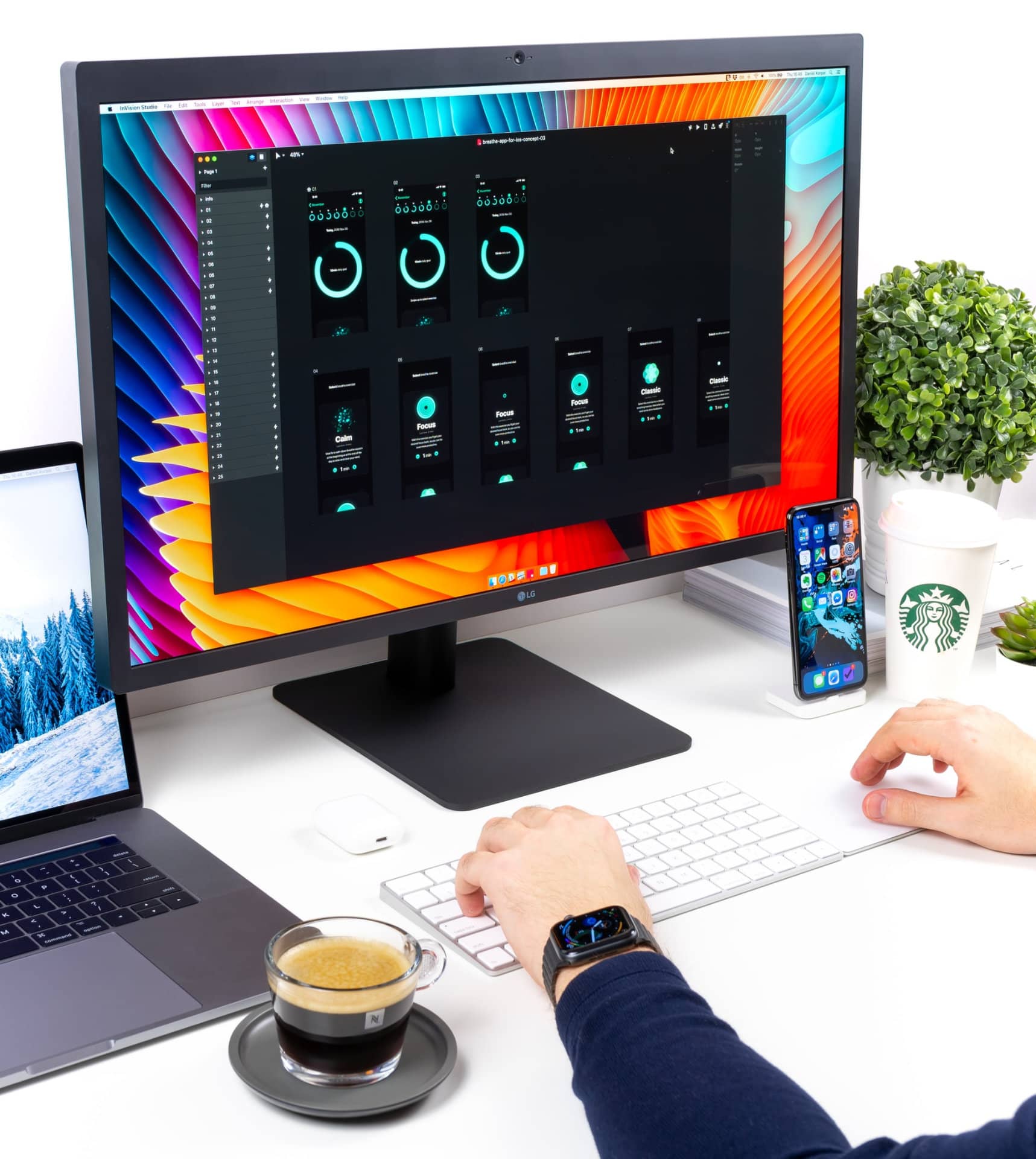 Online Business aufbauen - PC Monitor mit Webdesign Tool, Tastatur und einem Kaffee.