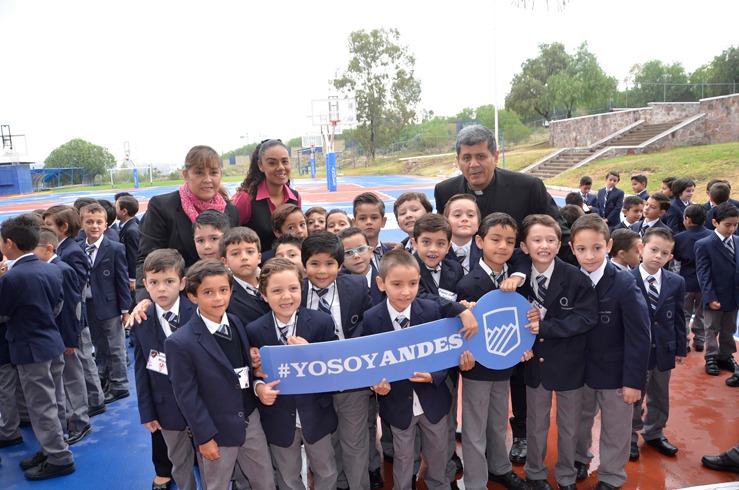 Alumnos de primaria del Andes San Luis en evento escolar.
