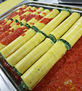 Under produktion: Cannelloni freschi med spenat och ricotta i tomatsås.