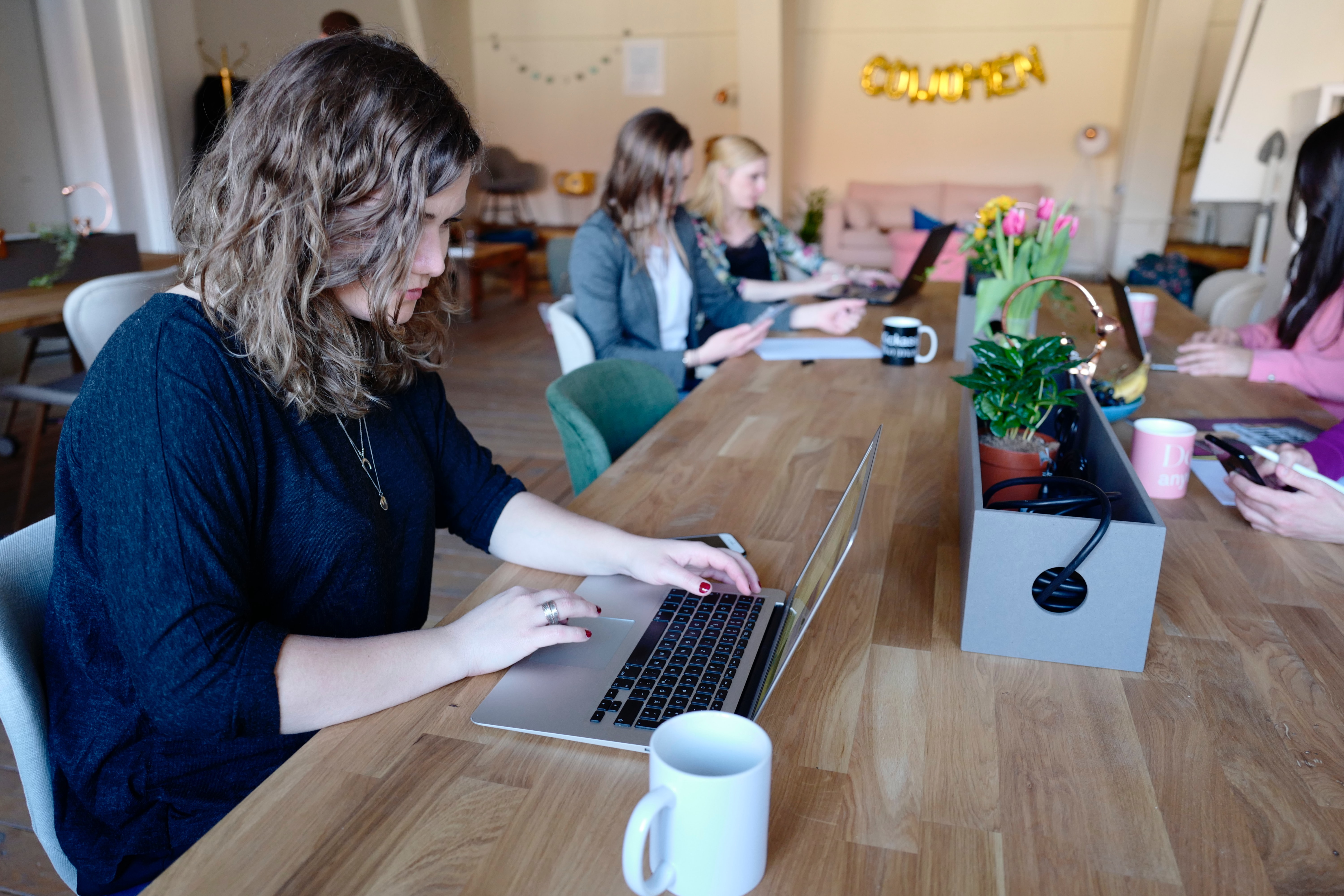 Femmes vivant en colocation faisant du télétravail en confinement pendant la crise du covid19