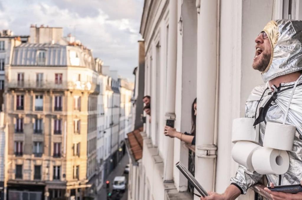 voisin jouant à questions pour un balcon- jeu de Noam Cartozo