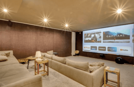 salle de cinéma avec écran géant
