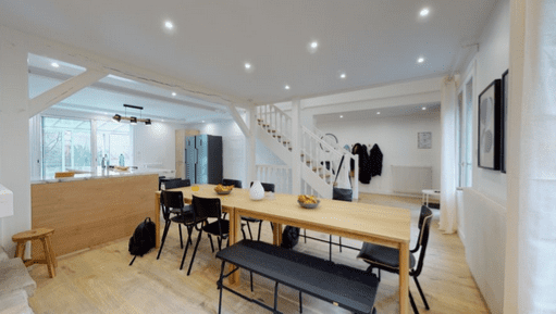 salle de travail avec grand bureau en bois