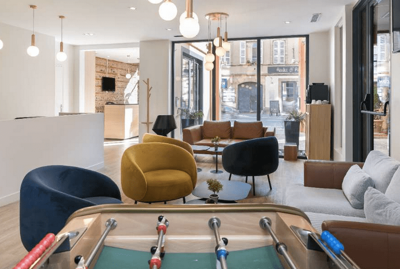 salle d'hôtel avec babyfoot