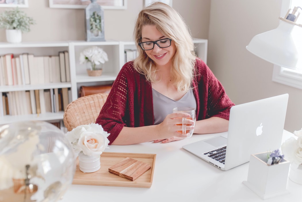 women_on_her_computer