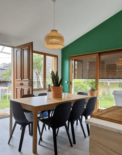 salle à manger avec tables et chaises en bois