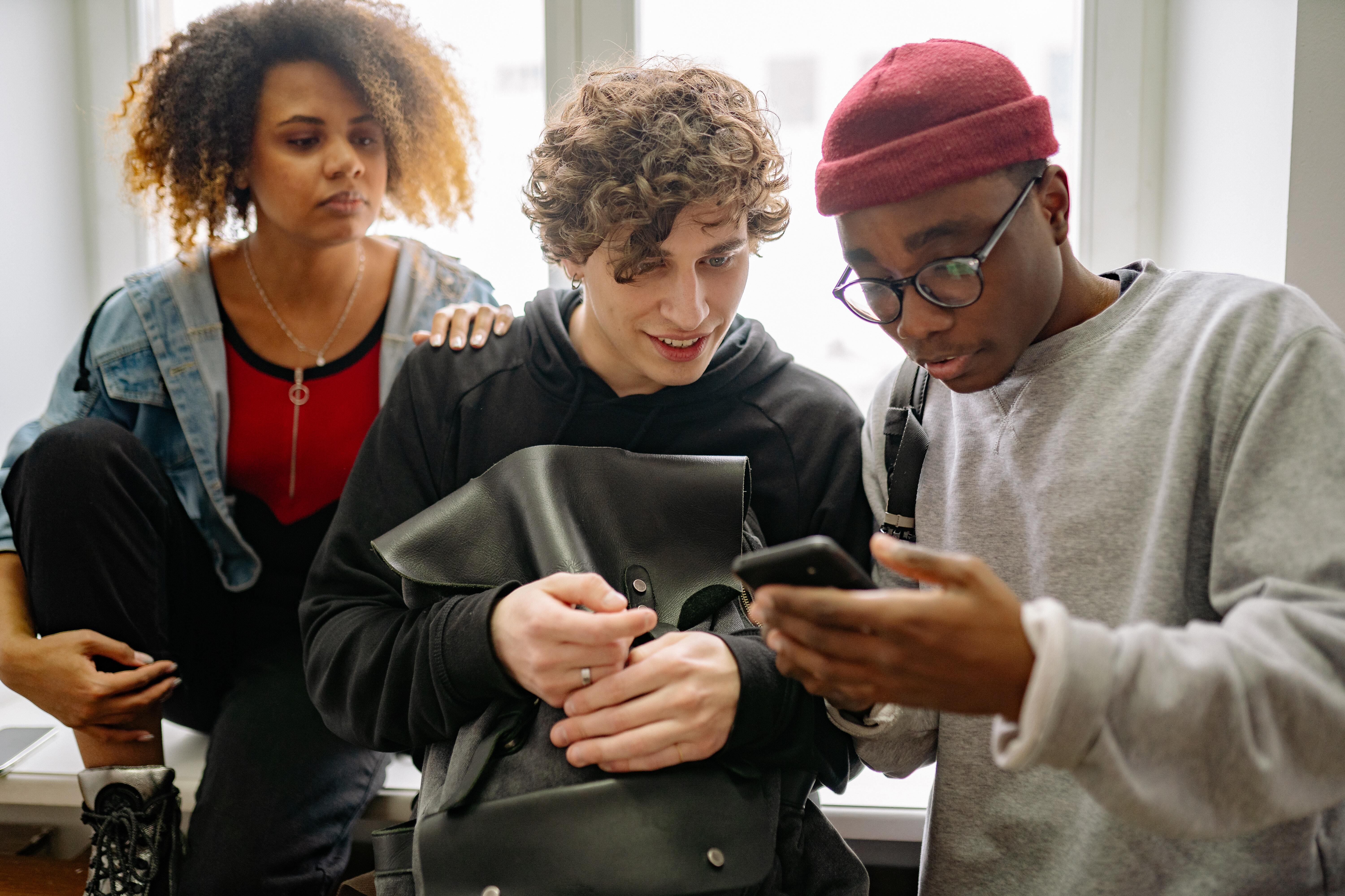 personnes qui regardent un téléphone 