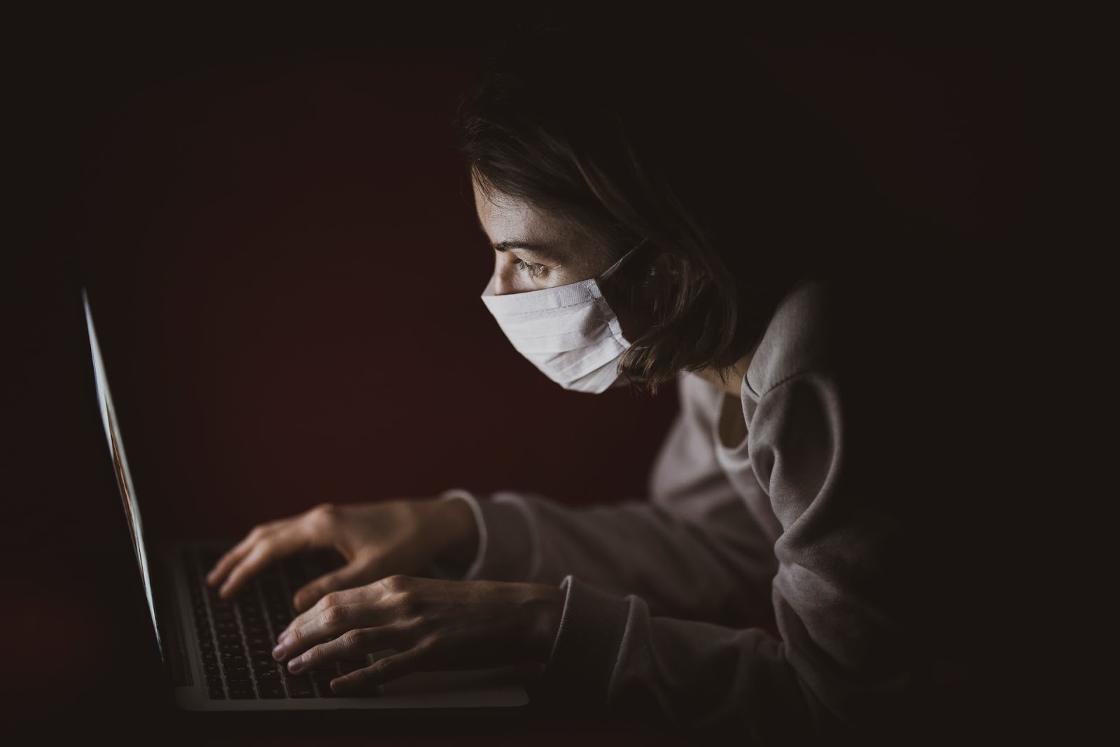 Coronavirus and DTC – a woman in front of a laptop