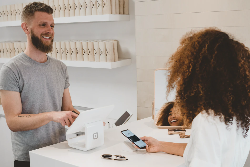 Smiling couple at a shop – pros of loyalty program