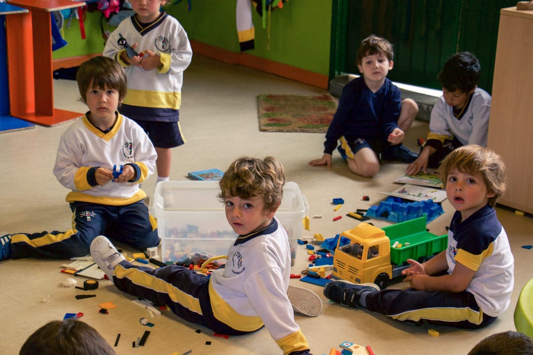 Niños jugando en el Kinder