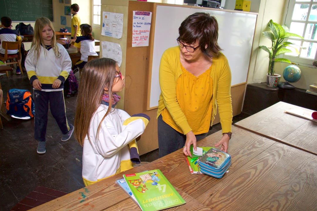Profesora con alumnas en clase