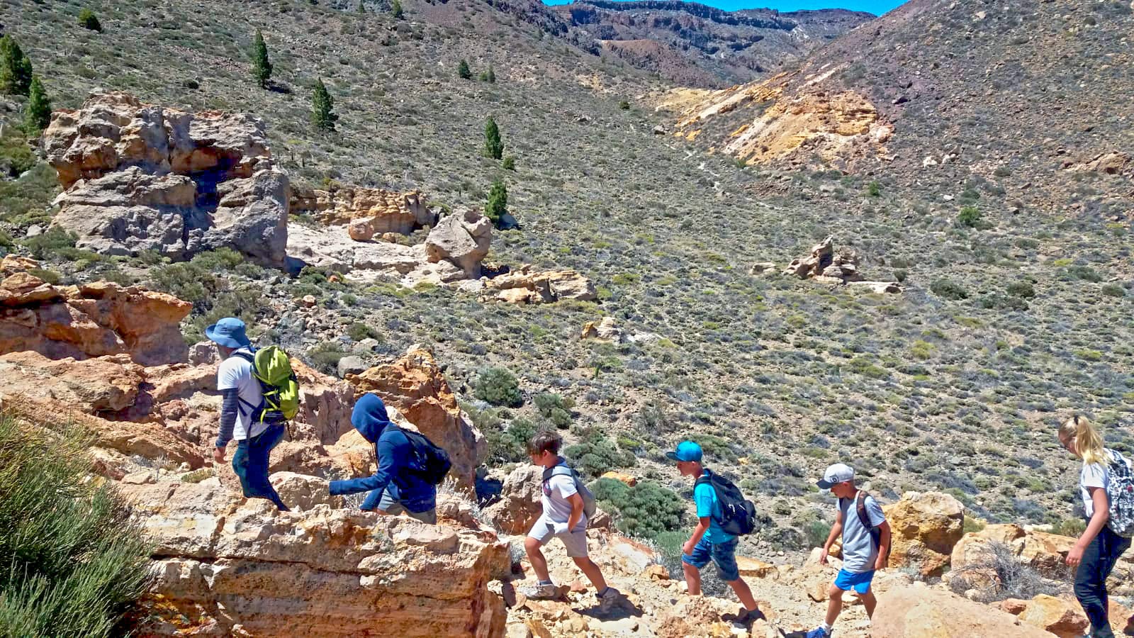 Niños de caminata con monitor