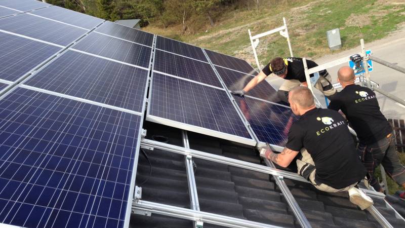 Installation av solceller på villa i Tullinge
