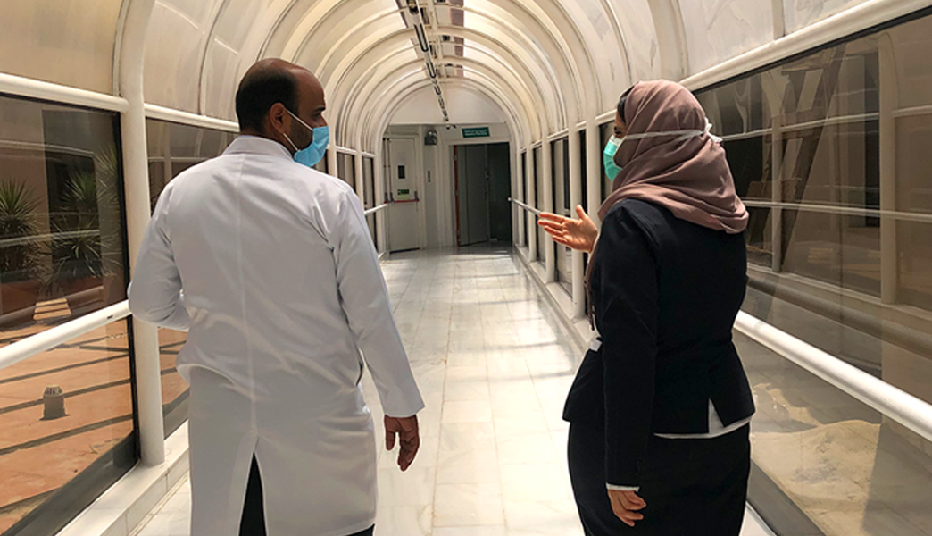 Dr. Mohamed Ali Zahran y Ms. Heba Abdelmohsen en instalaciones del Hospital General Dr. Erfan & Bagedo