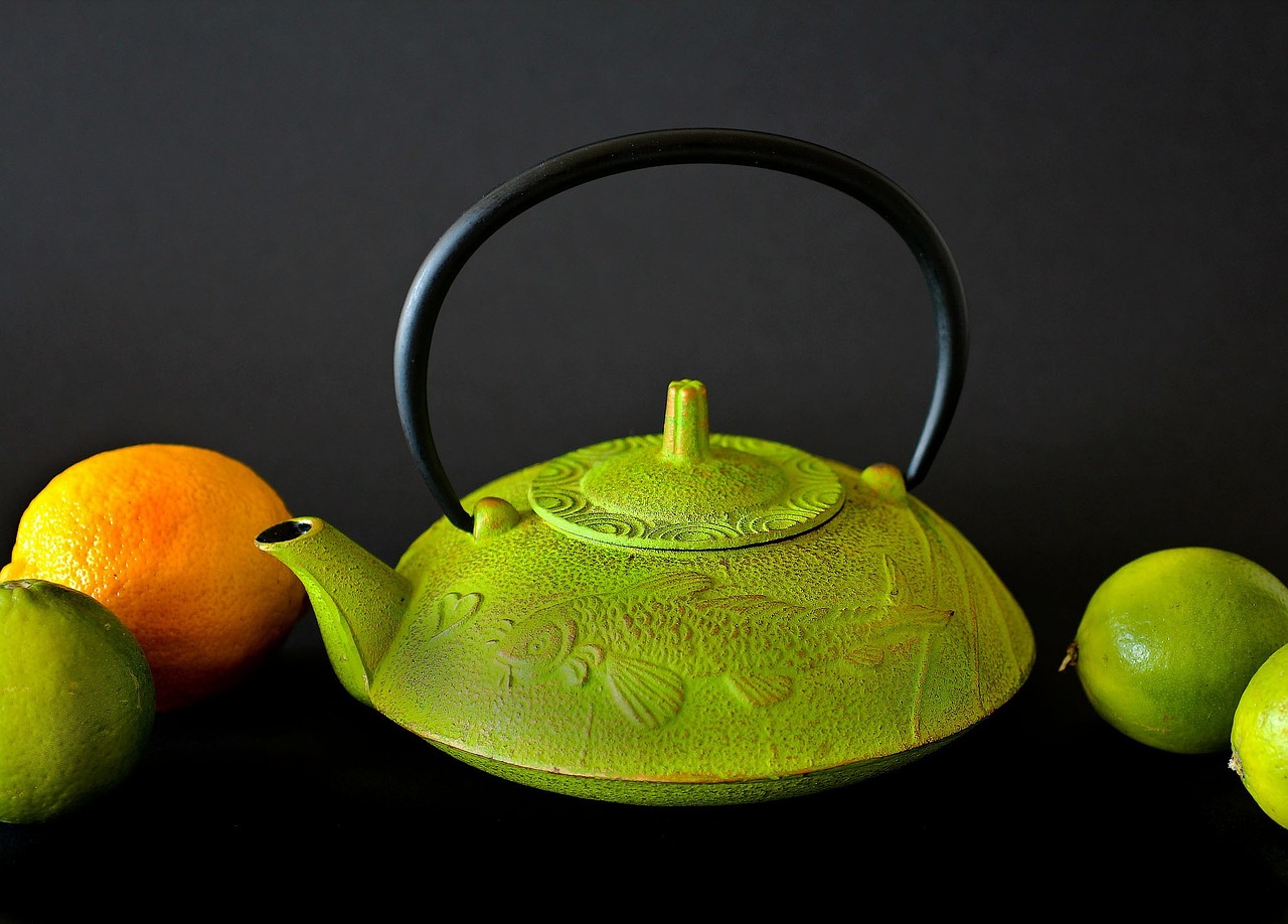 The Best Teapot For Brewing Loose Tea With An Infuser Cup & Leaf