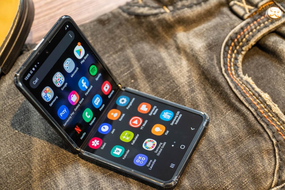 Foldable smart phone, Android platform.
