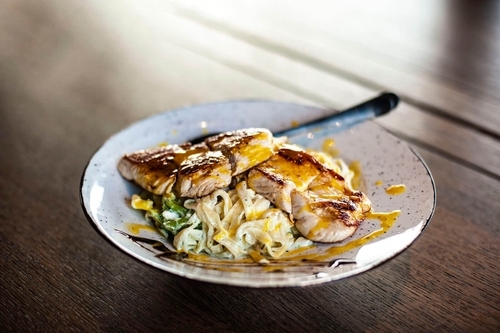 Curetina sa brokolijem i pastom u restoranu Flow