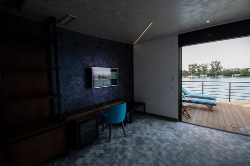 Flow luxury accommodation with a terrace and a Jacuzzi tub