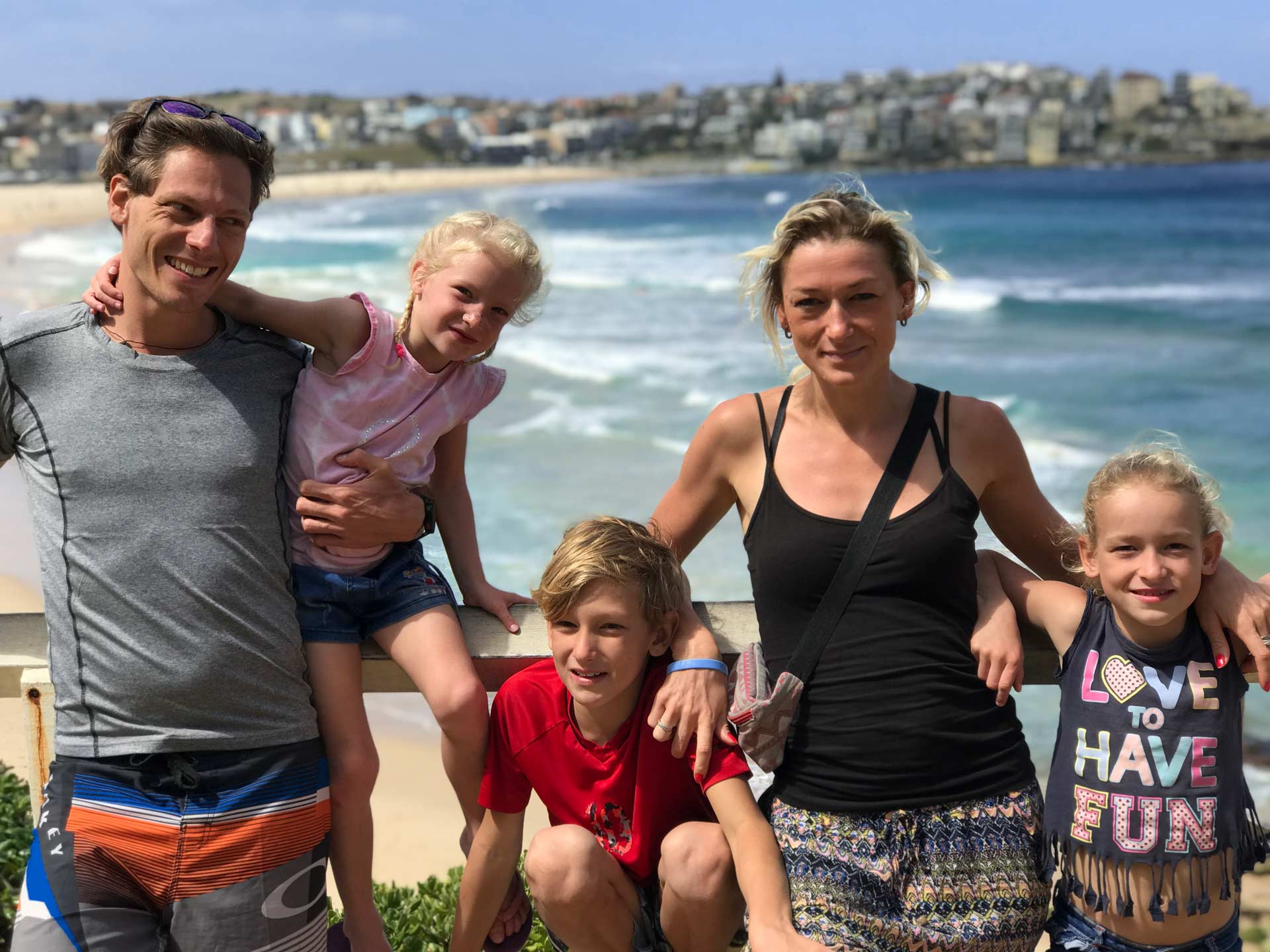 Familie auf Weltreise die Fliese